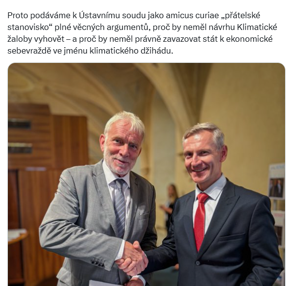 Skupina senátorů pod vedením Tomáše Jirsy (ODS) dala dohromady svoje vyjádření ke klimatické žalobě.
🤦‍♀️Text je plný zjevně nesprávných tvrzení (prý nevíme, jestli CO2 otepluje, lol).
✨Právě čtu vyjádření Katedry fyziky atmosféry z Matfyzu. Je to slušný sekec. Krátký výtah: 1/🧵