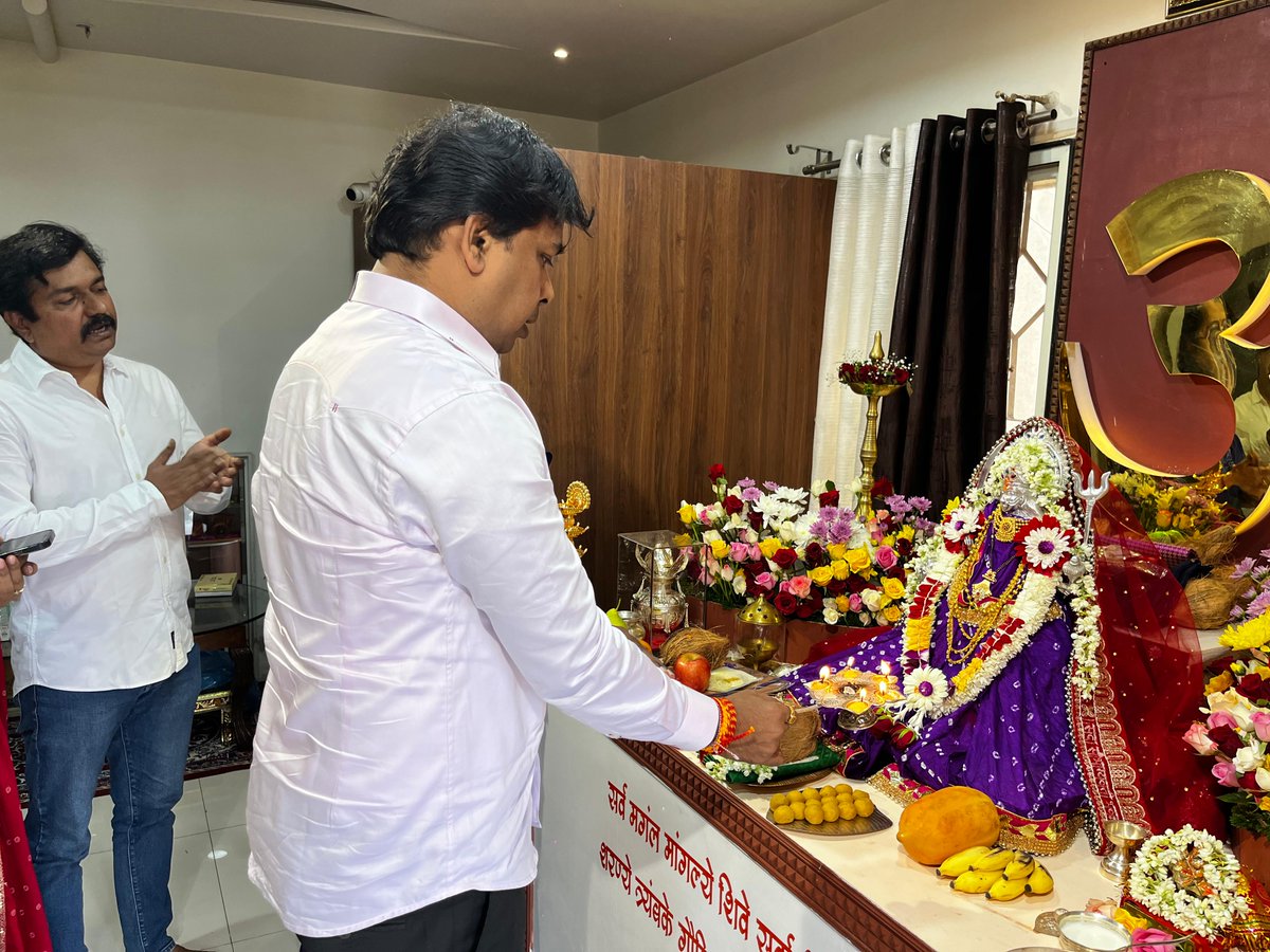 विधान परिषदेच्या आमच्या सहकारी व मार्गदर्शक आमदार सौ. उमाताई खापरे यांच्या निवासस्थानी नवरात्र उत्सवानिमित्त विशेष निमंत्रण मिळाले. यावेळी उपस्थित राहून आरती केली व देवीचे मनोभावे दर्शन घेतले. त्यांच्या आत्मीय स्वागताबद्दल मनःपूर्वक आभार 🙏
<a href="/umakhaprebjp/">Uma Khapre( Modi Ka Parivar)</a> 

#Navratri2025