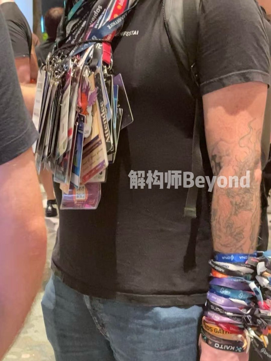 洋相还得养人出 🤣

羡慕跑会的可以看下这图，很搞也很真实

花销是全部自费的，酒店是几千块一晚的，活动是晚了进不去的，人是翻来覆去同一波的

排队几小时和老板合张影还要被骂 🤣

不过建议每位币圈人都来跑跑，跑一次就祛魅了

#TOKEN2049