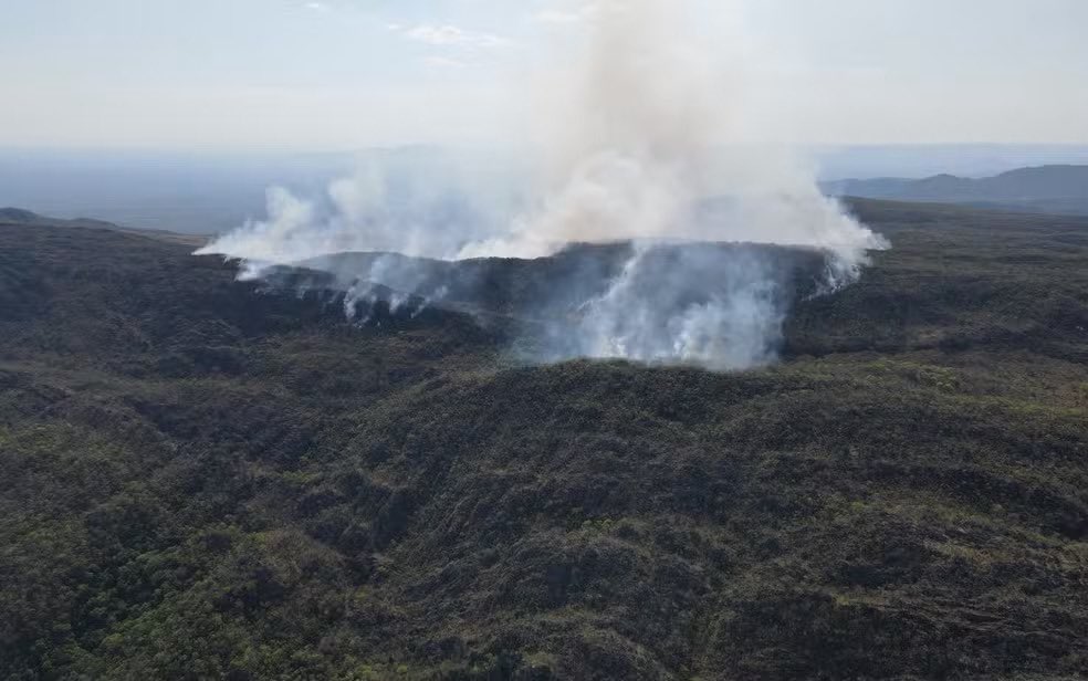g1goias's tweet photo. Incêndio na Chapada dos Veadeiros: cerca de 100 pessoas se revezam 24 horas para evitar que fogo chegue a parque nacional, dizem bombeiros ==> https://t.co/tNqjJ67fV0 #g1go #meioambiente #incêndio #ChapadadosVeadeiros #Cavalcante #bombeiros #brigadistas #voluntários https://t.co/pcaoNCPLsJ