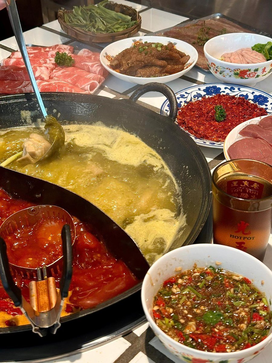 Thadfcjamin's tweet image. Me while having hot pot: Unreasonable, unfeeling, but only full of joy! 😋