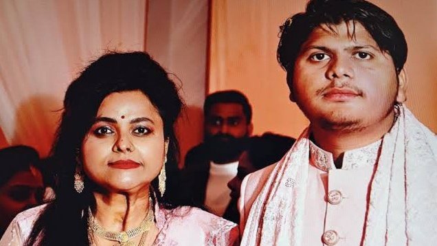 पूजा शकुन पांडेय एक महामंडलेश्वर है,
वह अखिल भारतीय हिंदू महासभा की नेता भी है,
गांधी की फोटो पर गोली भी चला चुकी है,
मुस्लिमों पर हिंसक बयान देती रही है...

अब इसने मुस्लिम शूटरों के जरिए हिन्दू व्यवसायी अभिषेक गुप्ता की हत्या करवा दी। वाह रे होंडा शेरनी!