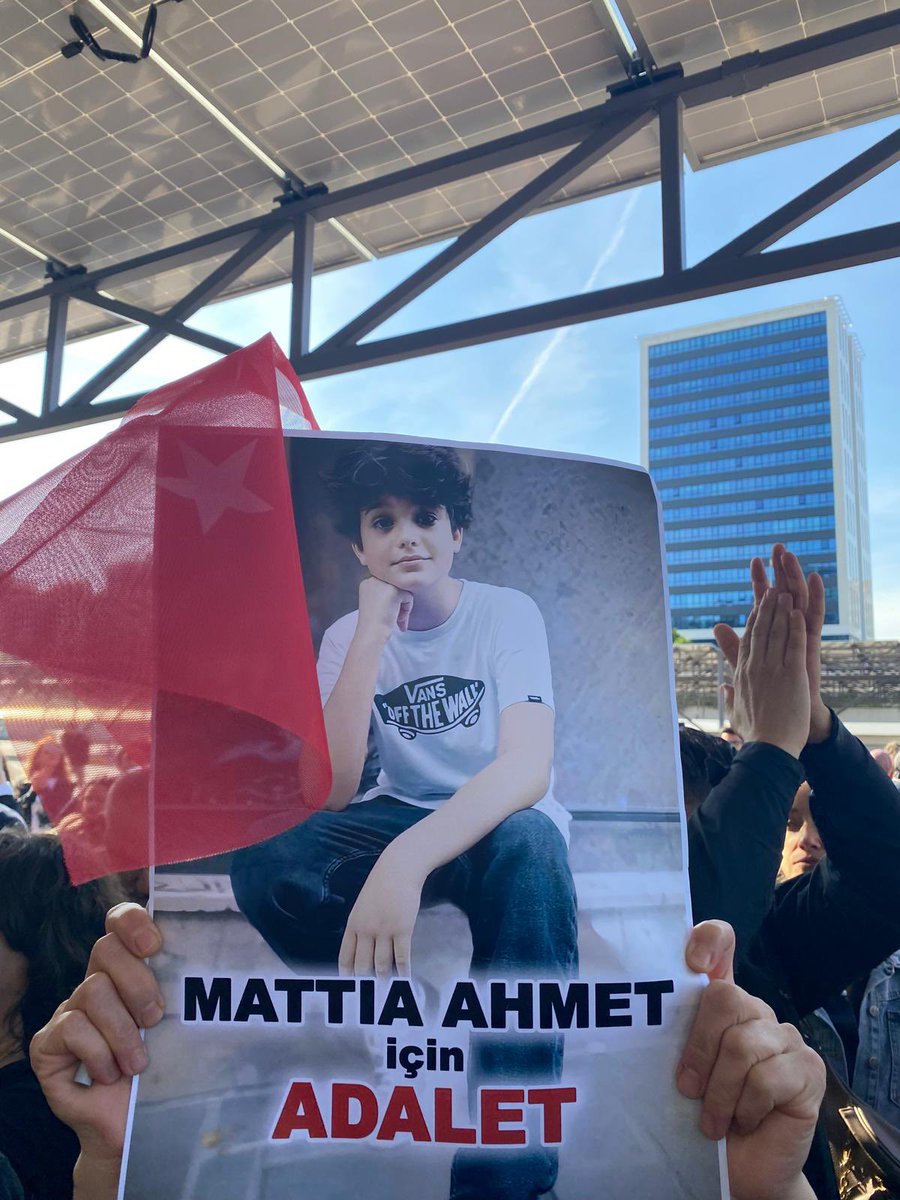 Apartiailesosyl's tweet photo. Adaletin Yanındayız | 5. Duruşma

Bugün İstanbul Anadolu Adliyesi’nde Ahmet Minguzzi davasının 5. duruşmasını takip ettik.
Kimin payı varsa, hak ettiği cezayı almalı. İnfaz ve ceza yasalarındaki adaletsiz boşluklar derhal düzeltilmeli.

Adaletin terazisi şaşarsa, toplumun vicdanı yara alır. Bizler Genel Merkez en üst kademesi ve tüm teşkilatlarımızla buradayız, adalet için takipteyiz.

#anahtarparti̇ 
#anahtarpartikasp
#mattiaahmetminguzziiçinadalet