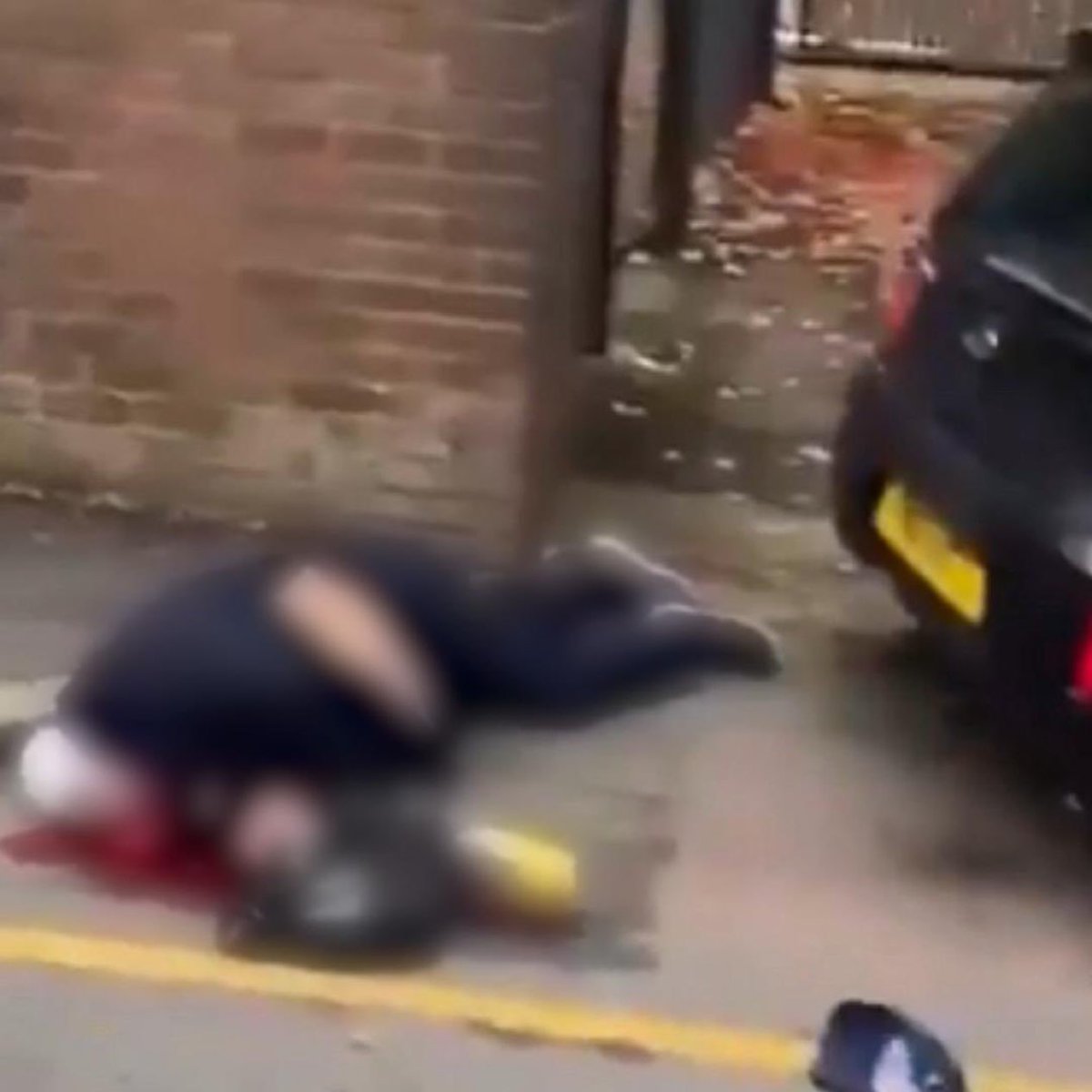 🇬🇧 | Un anciano judío yacía en un charco de su propia sangre después de haber sido apuñalado en un ataque terrorista justo cuando estaba a punto de entrar a su sinagoga en Yom Kippur.