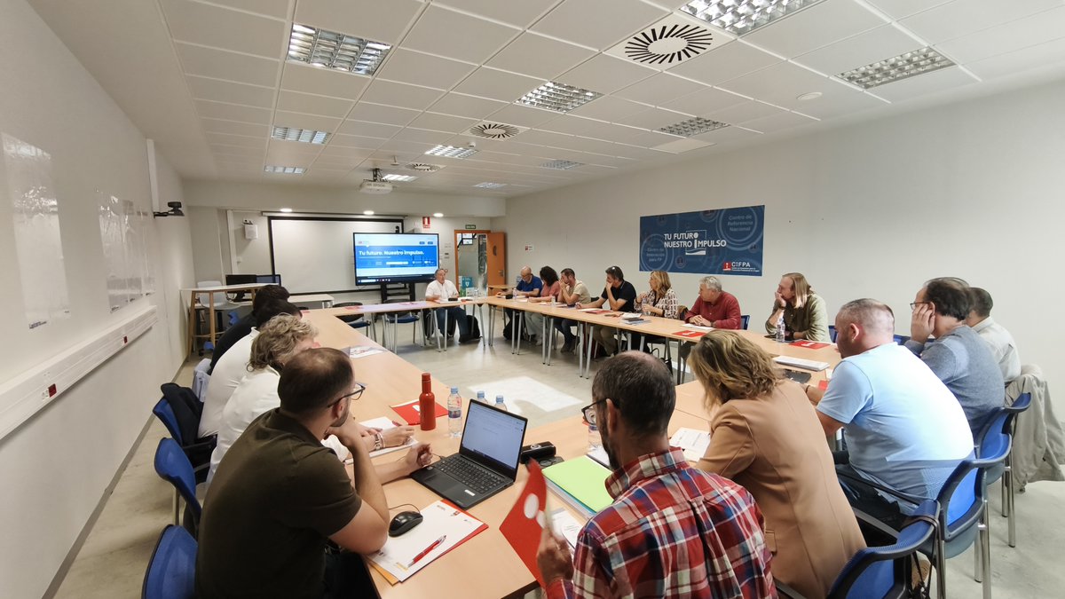 Primera reunión del Seminario de equipos directivos de los Centros Públicos Integrados de FP de Aragón. Participa Óscar Sánchez, jefe del Servicio de FP.
<a href="/fp_aragon/">FP Aragón</a> <a href="/cpifppiramide/">CPIFP Pirámide</a> <a href="/cpilosenlaces/">CPIFP Los Enlaces</a> <a href="/cpifpbajoaragon/">CPIFP Bajo Aragon</a> <a href="/Cpifp_Corona/">CPIFP Corona de Aragón</a> <a href="/CPIFP_Movera/">CPIFP Movera</a> <a href="/cpifpmontearago/">CPIFP MONTEARAGON_ HUESCA</a> <a href="/EscuelaHTTeruel/">Escuela de Hostelería y Turismo de Teruel</a>