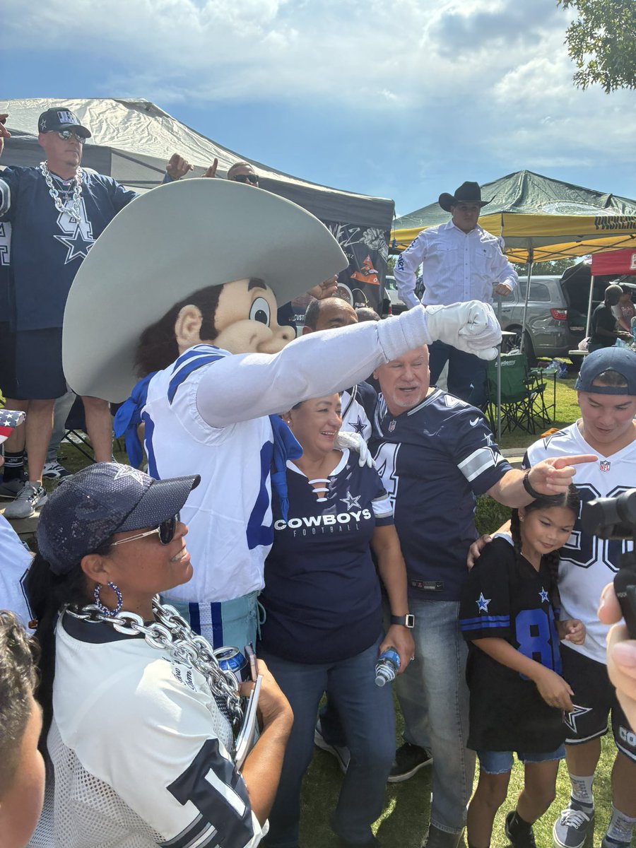 Our host <a href="/chrisyates11/">Chris Yates</a> enjoying #Dallascowboys #Tailgate with <a href="/mtag1993/">Mike Tag</a> <a href="/Kelly_K_9/">Kelly K-9 🌵</a> #Cowboys
