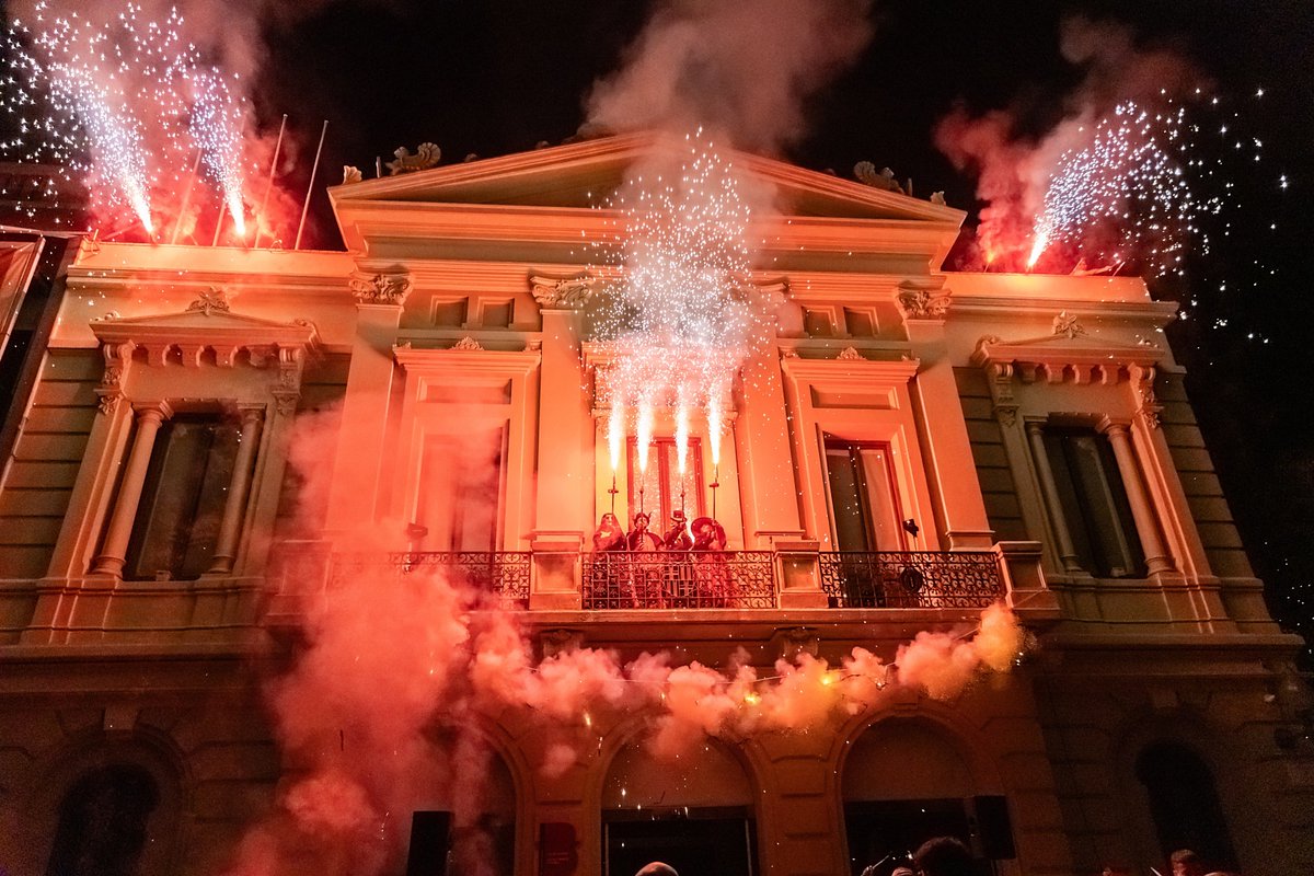 Demà a les 21h Toc d'Inici de Festa Major de <a href="/BCN_LesCorts/">Les Corts</a> a Plaça Comas! Amb mapping de celebració de 30 anys de La Caldera, dansa, focs artificials, <a href="/DiablesLesCorts/">Diables de les Corts</a>, Bocs Can Rosés, <a href="/DiablesItaca/">Diablesses i Timbaleres d’Itaca 🔥🥁</a> Republi_k de l'Avern, <a href="/tokatoms_bcn/">Tokatoms_bcn</a> i més! lacaldera.info/ca/activitats/…