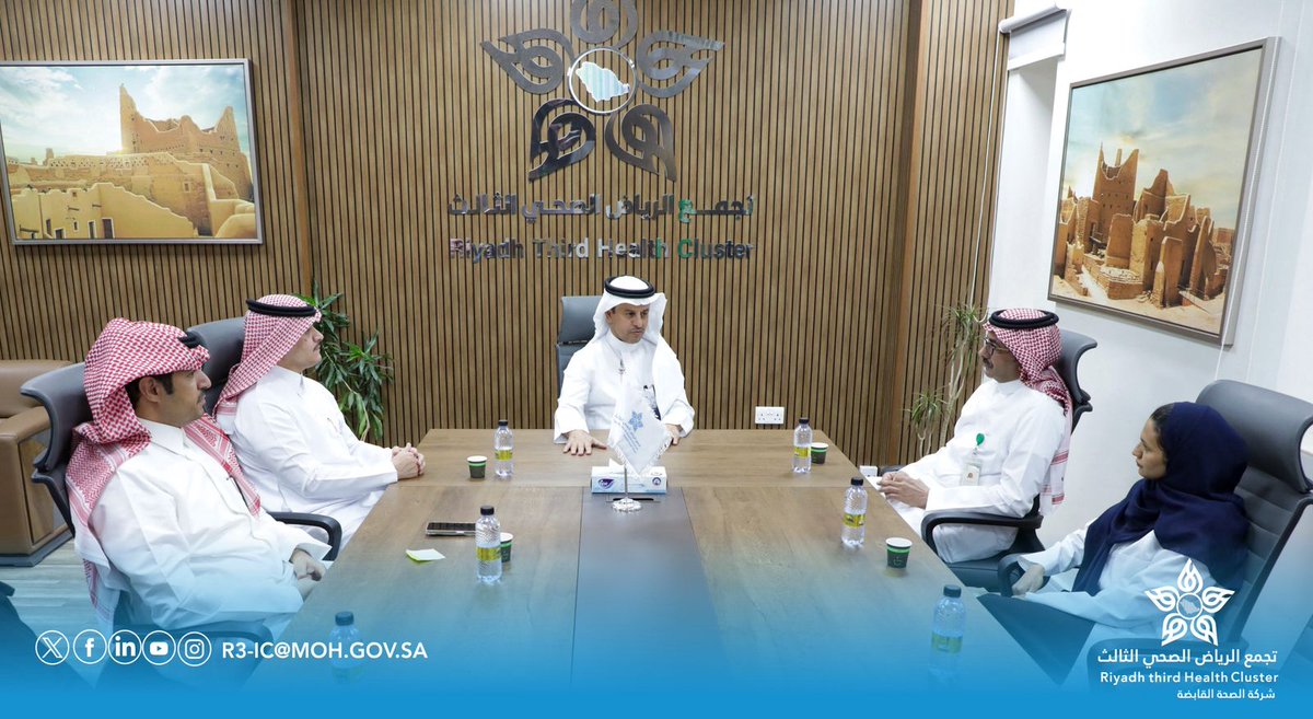 Cluster3Riyadh's tweet photo. 📸 | كرّم سعادة الرئيس التنفيذي لـ #تجمع_الرياض_الصحي_الثالث د. أحمد العنزي، الموظفين المميزين من مختلف الأقسام الذين حصلوا على أعلى التعليقات الإيجابية في منصة Press Ganey، وتقديرًا لجهودهم البارزة في تحسين خدمات الرعاية الصحية ورفع مستوى رضا  المستفيدين. https://t.co/szrNOVSKfK