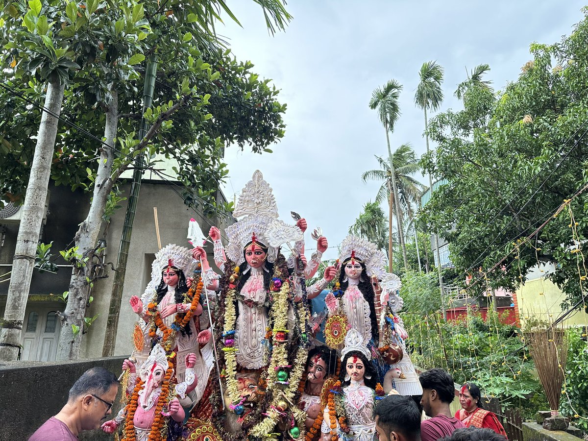 AnkanBhaduri's tweet photo. Shubho Vijaya Dashami to everyone🙏🏼 Happy Dussehra🙏🏼.Today is the last day of Durga Puja. On this day, Shree Ram killed Ravan, good triumphed over evil. Ma, please bless all of us, and please come again next year. Jai Ma Durga🙏🏼 Jai Shree Ram🙏🏼
#VijayaDashami #Dussehra2025 #JaiMa https://t.co/yvVGv3y89j