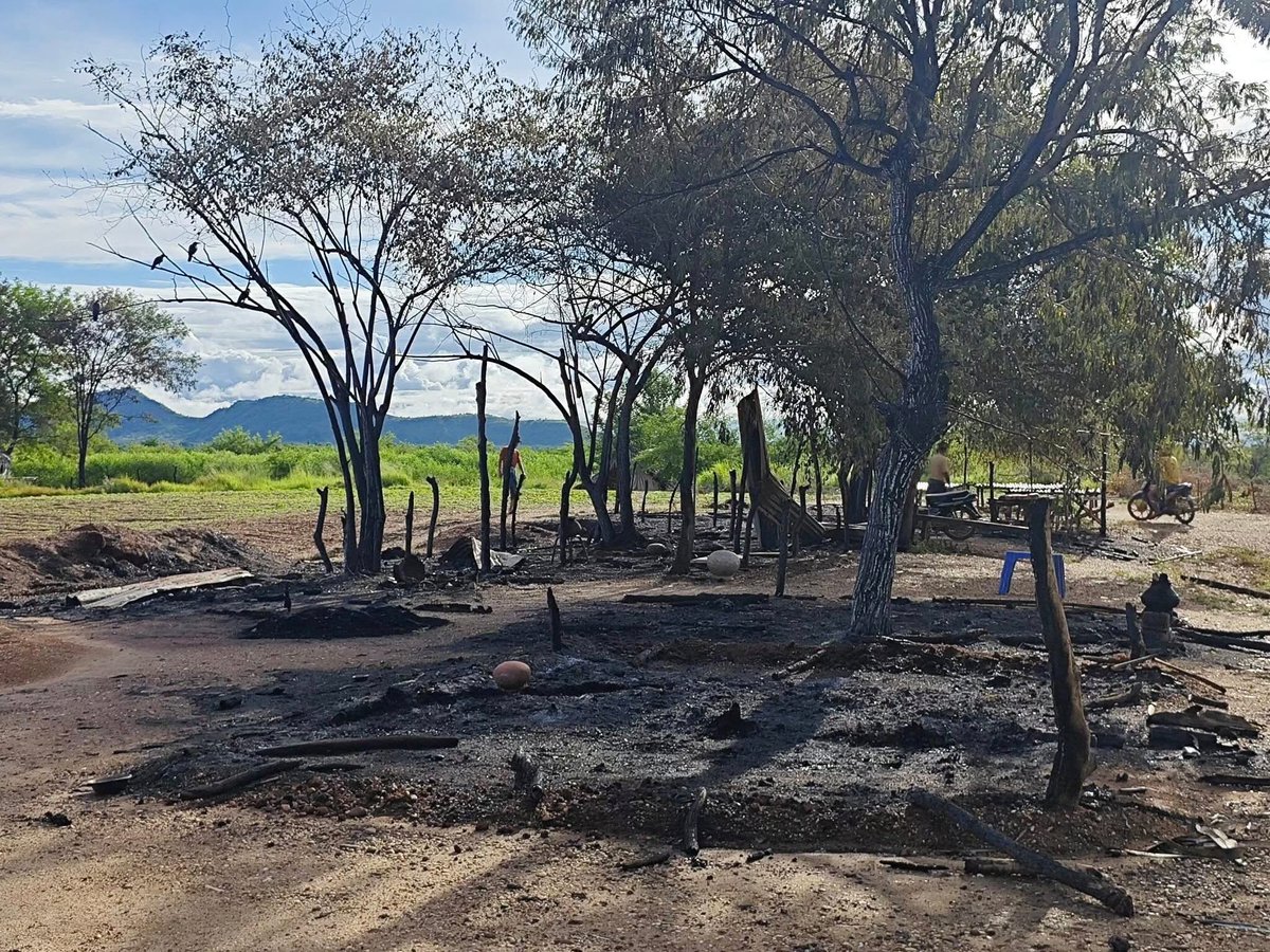 zawmoethant71's tweet photo. The ten of thousands of civilians from more than 10 villages were fleeing, as military council's columns advancing & torching residential houses in along the border of #YaezaGyo & #PaKhokKu Tsp #MaGwe Div.
https://t.co/PAQv4yDCRJ
#2025Oct02Coup
#WhatsHappeningInMyanmar https://t.co/GHeyhBDhfm