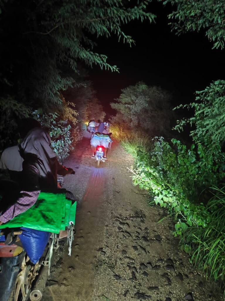 zawmoethant71's tweet photo. The ten of thousands of civilians from more than 10 villages were fleeing, as military council's columns advancing & torching residential houses in along the border of #YaezaGyo & #PaKhokKu Tsp #MaGwe Div.
https://t.co/PAQv4yDCRJ
#2025Oct02Coup
#WhatsHappeningInMyanmar https://t.co/GHeyhBDhfm