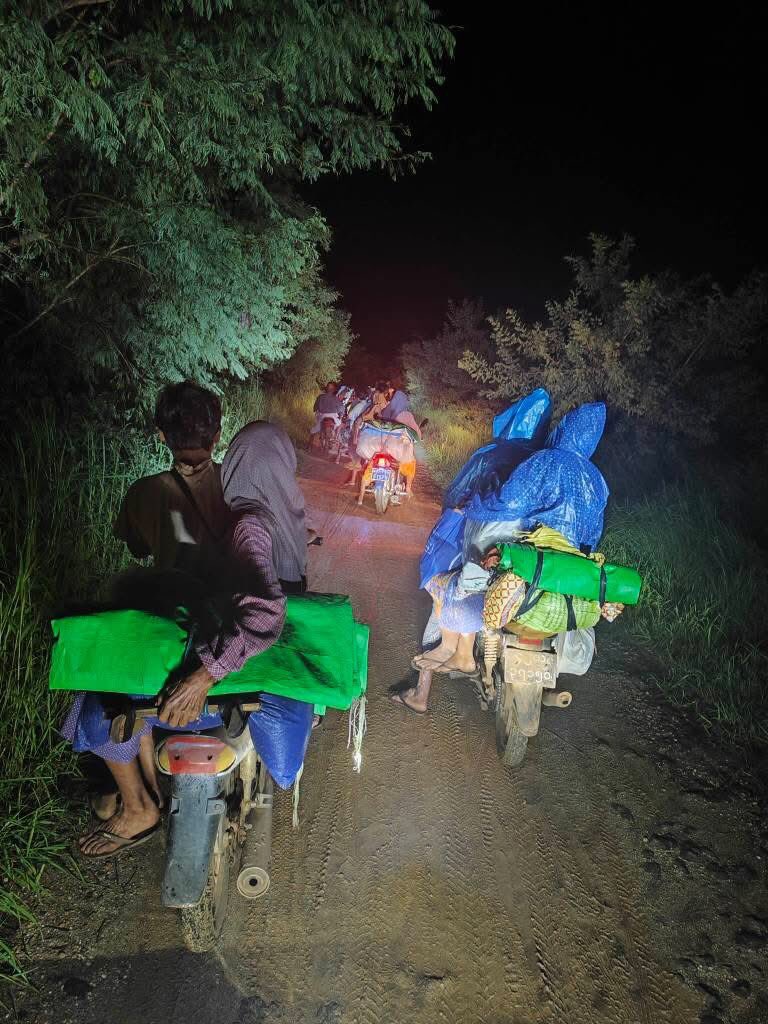 zawmoethant71's tweet photo. The ten of thousands of civilians from more than 10 villages were fleeing, as military council's columns advancing & torching residential houses in along the border of #YaezaGyo & #PaKhokKu Tsp #MaGwe Div.
https://t.co/PAQv4yDCRJ
#2025Oct02Coup
#WhatsHappeningInMyanmar https://t.co/GHeyhBDhfm