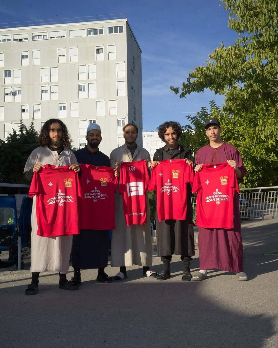 lnstantFoot's tweet photo. Un tournoi inter-mosquée s'est tenu à Marseille ! 🕌💙🤍

Voici la liste des mosquées engagées dans ce Tournoi inédit qui opposait les fidèles des mosquées des différents quartiers de la ville :

Mosquée de la Méditerranée
Mosquée des Bleuets
Mosquée des Cèdres
Mosquée Dar Salam, Aubagne
Mosquée Mariam, La Cabucelle
Mosquée Salam, Châteaurenard
Mosquée Al-Fourqane, La Cayolle
Mosquée de la Capelette

👉 Vainqueur 🏆 : Mosquée Dar Salam, Aubagne (victoire en finale face à la Mosquée des Bleuets).

(📸 Émile Samory)