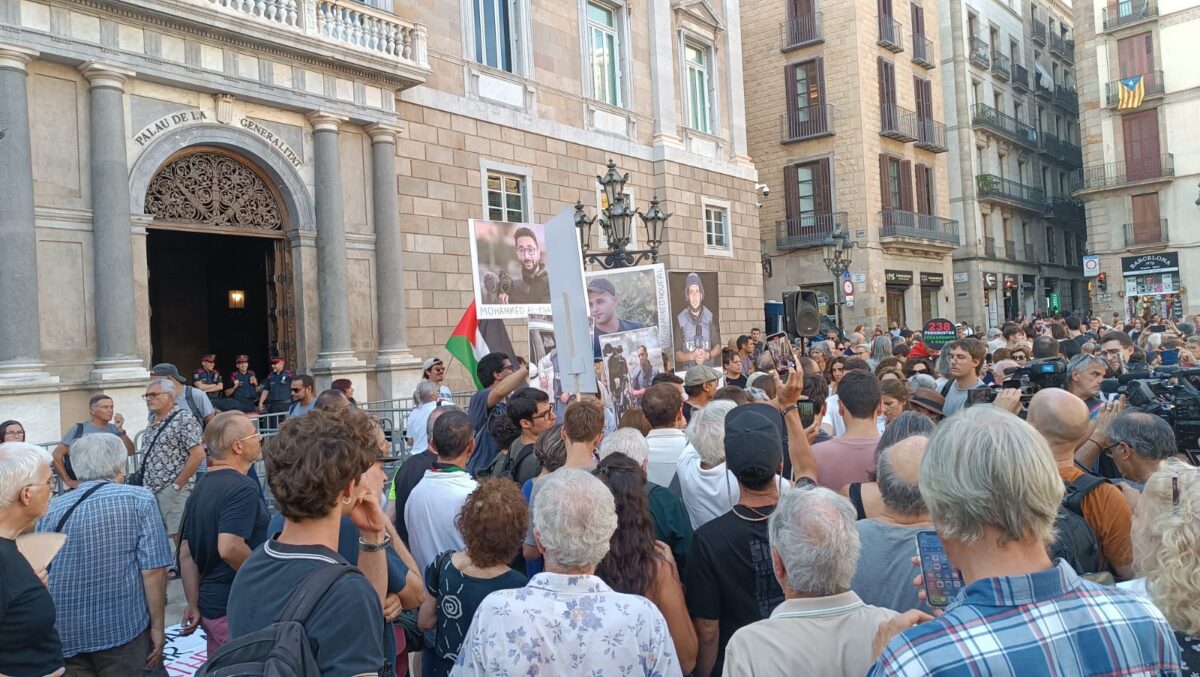 La plataforma Periodisme contra el genocidi a Gaza" convoca a los y las periodistas a participar conjuntamente en la protesta contra los bombardeos israelíes de este próximo 4-O en BCN. La cita es a las 11.30 en trav. de Gràcia con c. Gran de Gràcia. 
👇👇
is.gd/LZJ2JP