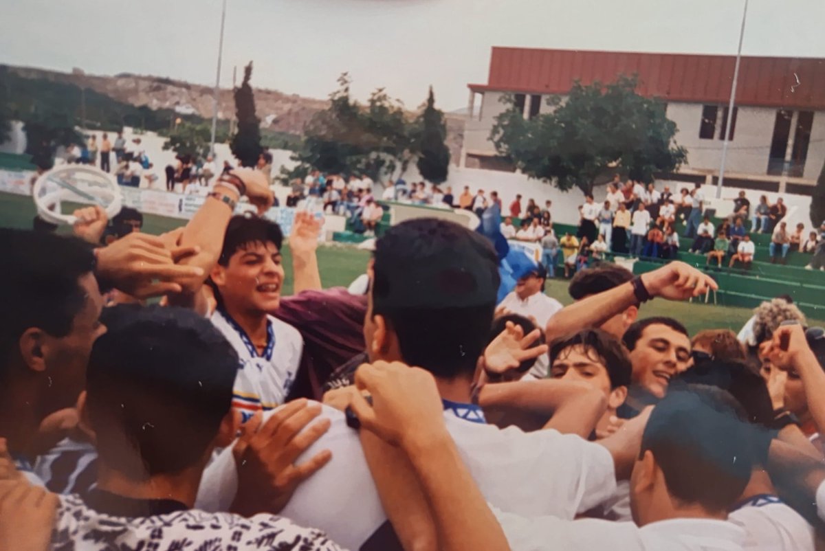CDTOficial's tweet photo. #HistoriaCDT 

✍️🏾 𝗛𝗼𝗺𝗲𝗻𝗮𝗷𝗲 𝗮 𝗹𝗼𝘀 𝗮𝗿𝘁𝗶́𝗳𝗶𝗰𝗲𝘀 𝗱𝗲𝗹 𝘀𝘂𝗯𝗰𝗮𝗺𝗽𝗲𝗼𝗻𝗮𝘁𝗼 𝗱𝗲 𝗘𝘀𝗽𝗮𝗻̃𝗮 𝗰𝗮𝗱𝗲𝘁𝗲 𝗱𝗲 𝟭𝟵𝟵𝟱

🔗 https://t.co/UyC4x78rdf 

@rfef @CdtCantera @CDTFundacion #LaBregaNosUne #DISAFÍO #TenerifeZamoraCF https://t.co/6LdgT3i36z