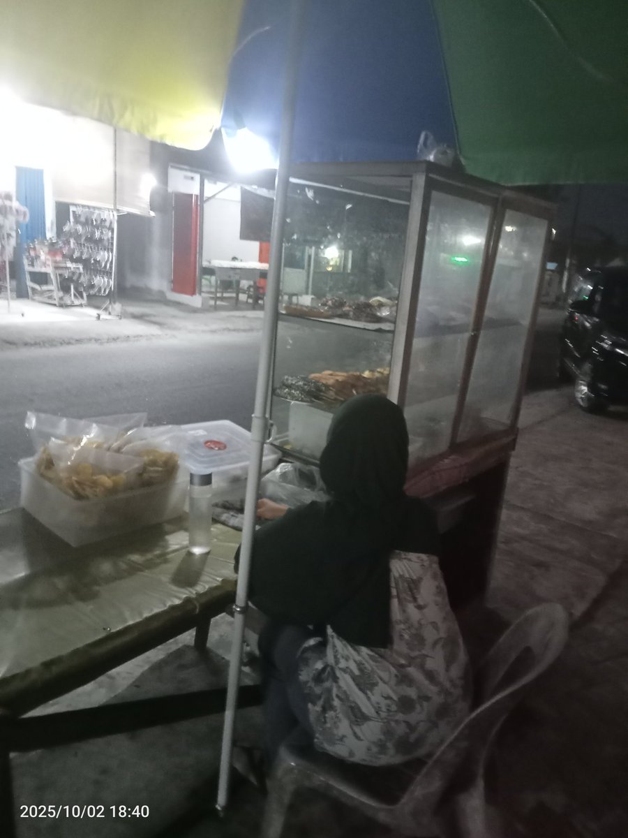 aida_pras's tweet photo. Bismillah.. Kamis malam Jumat..Yuk ada roti tawar, kelapa, kelapa keju, coklat, coklat kacang, pisang coklat, mocca keju, mocca MESIS, donat tepung, donat kacang, donat MESIS, paha ayam, roti goreng, roti pendek, belah MESIS, Strawberry,Abon 🙂🙏 https://t.co/8AT3IKGADx