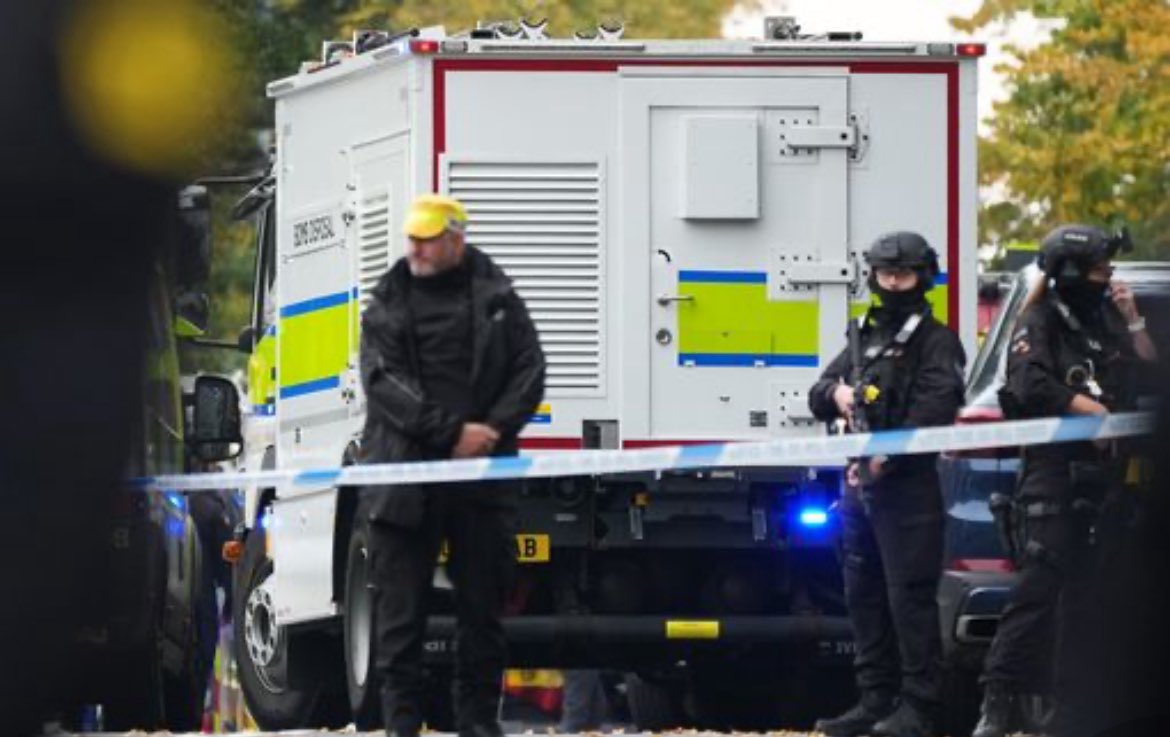 Worldsource24's tweet photo. 🚨BREAKING: Counter-terror police search homes on White House Avenue near fatal terror attack site. Armed officers with machine guns guard path to synagogue in Crumpsall, Manchester. https://t.co/yJKH9PmWWS