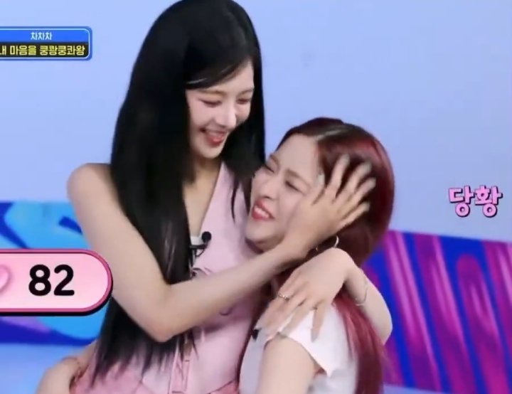 binzyziz2s's tweet photo. Lia's always sitting on Ryujin's lap 😂 it's like she's officially claimed Ryujin's lap as hers. https://t.co/DePPca2DEJ