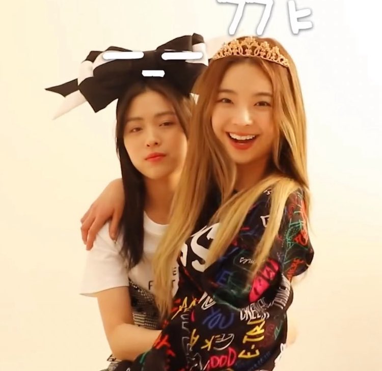 binzyziz2s's tweet photo. Lia's always sitting on Ryujin's lap 😂 it's like she's officially claimed Ryujin's lap as hers. https://t.co/DePPca2DEJ