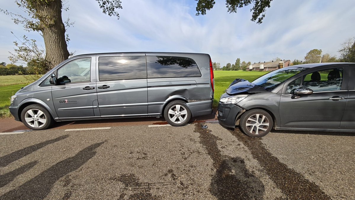 Automobilist rijdt achterop rouwauto in Breedenbroek