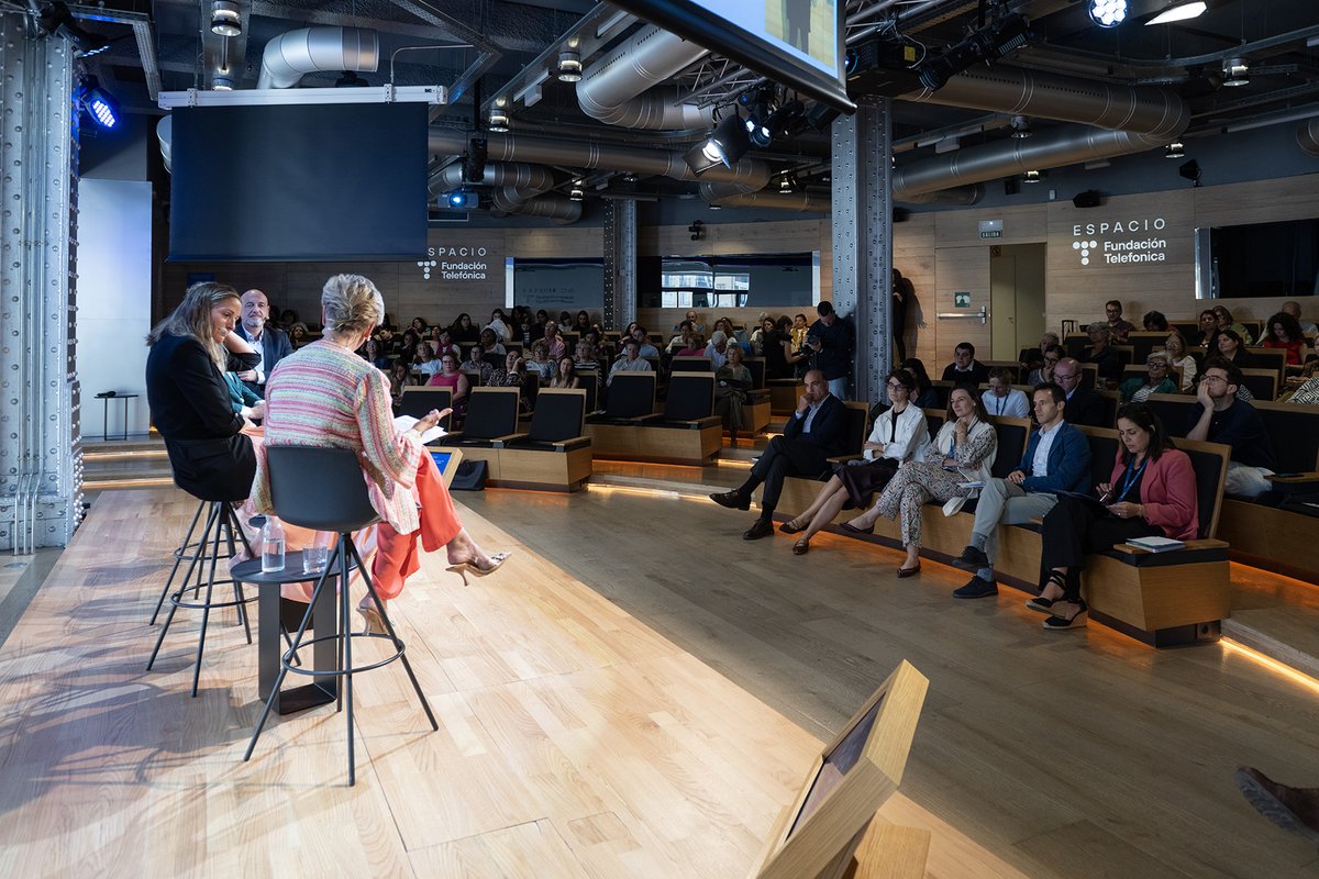 QuintanillaCarm's tweet photo. Ayer moderé la mesa “Innovación tecnológica al servicio de las personas mayores” en el V Congreso de @fundacionTef  y @CEOMA_ong  en el marco del programa #Reconectados

Hablamos de cómo la empatía y la innovación mejoran la calidad de vida en todas las edades.

#PersonasMayores https://t.co/izu5Nw6FBx