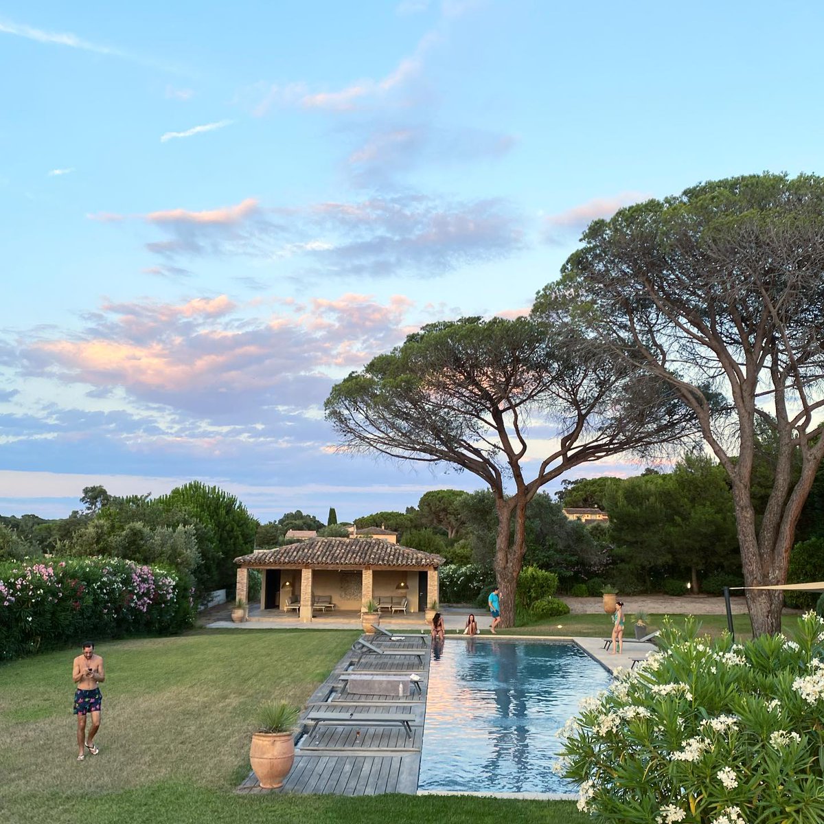 EdisonP48324496's tweet image. Sippin&apos; on sunshine and good vibes.  #PoolsidePerfection #ChillMode #SummerFeels