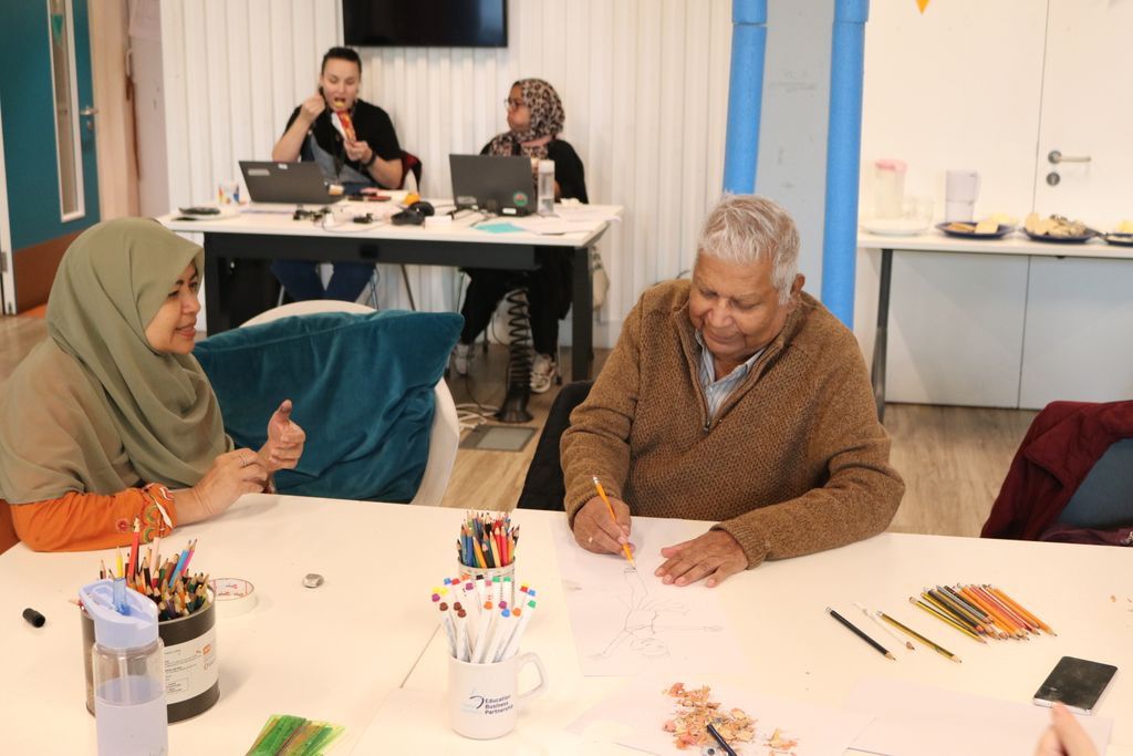 ToynbeeHall's tweet image. 🧡 #InternationalDayOfOlderPeople!

At Toynbee Hall, we see the power of social connection every day- in conversation, creativity &amp;amp; care.

A big thank you to @TowerHamletsNow for supporting our LinkAge Plus programme.

#IDOP2025 #BuildingBelonging #Over50AndThriving
