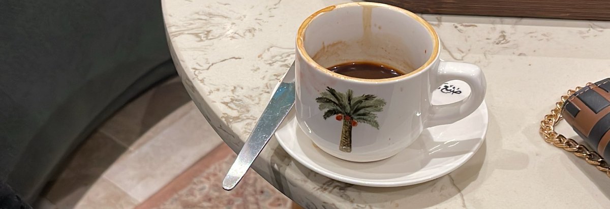 أنت لو تقطر لي السم بـ إيديك السخيّه 
أشربه ماكنه إلا دبل شوت إسبريسو