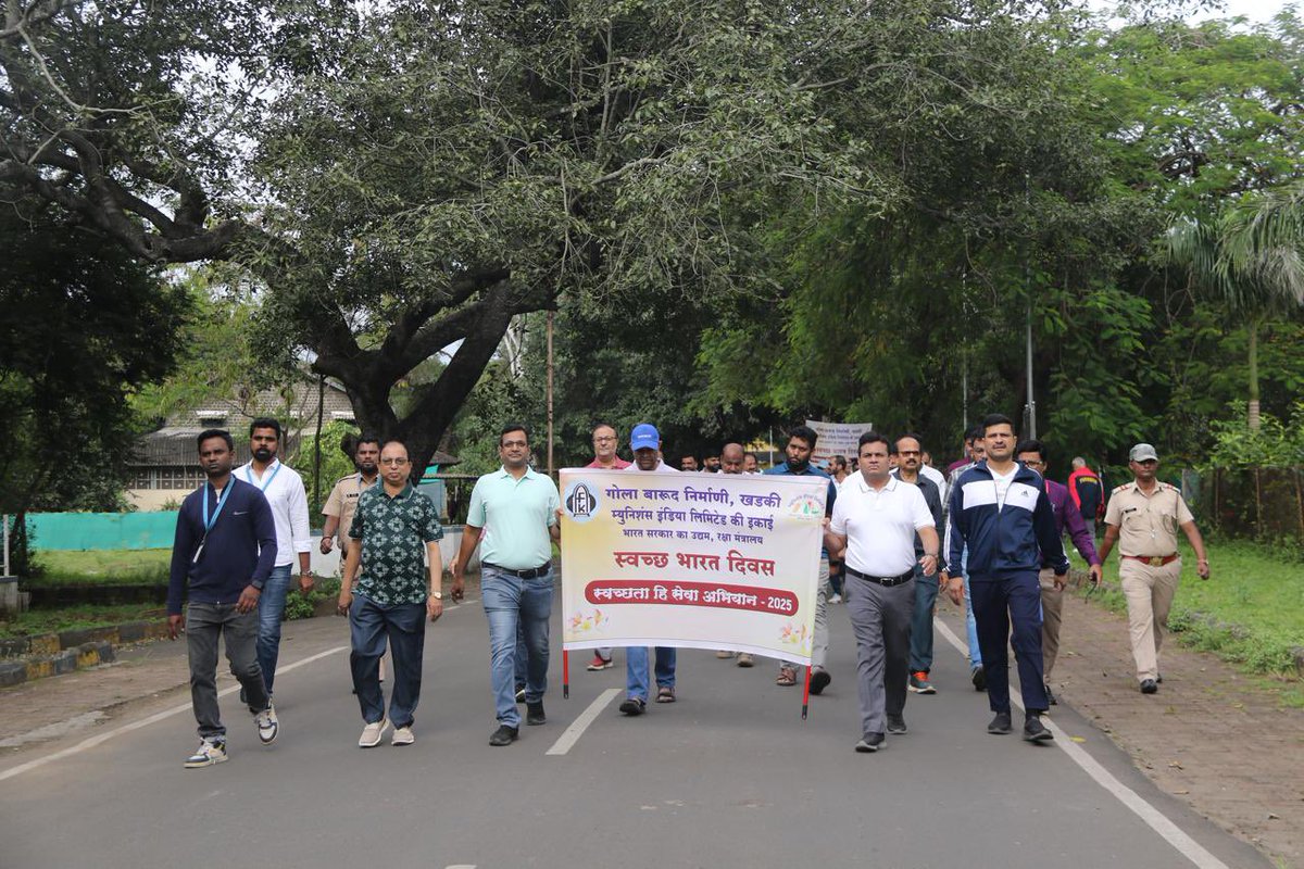 AFK_MIL's tweet photo. Prabhat Pheri held at Ammunition Factory Khadki on Oct 2, 2025, led by Shri Arun R. Thakur, CGM, with officers, staff, and Union &amp; Association members under the Swachhta Hi Seva-2025.

#SwachhataHiSeva2025
#Swachhotsav

@SwachhBharatGov
@SwachhBharat
@MoHUA_India
@MoJSDDWS https://t.co/UwL0ntHdlU