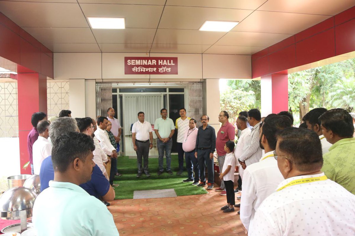 AFK_MIL's tweet photo. Prabhat Pheri held at Ammunition Factory Khadki on Oct 2, 2025, led by Shri Arun R. Thakur, CGM, with officers, staff, and Union &amp; Association members under the Swachhta Hi Seva-2025.

#SwachhataHiSeva2025
#Swachhotsav

@SwachhBharatGov
@SwachhBharat
@MoHUA_India
@MoJSDDWS https://t.co/UwL0ntHdlU