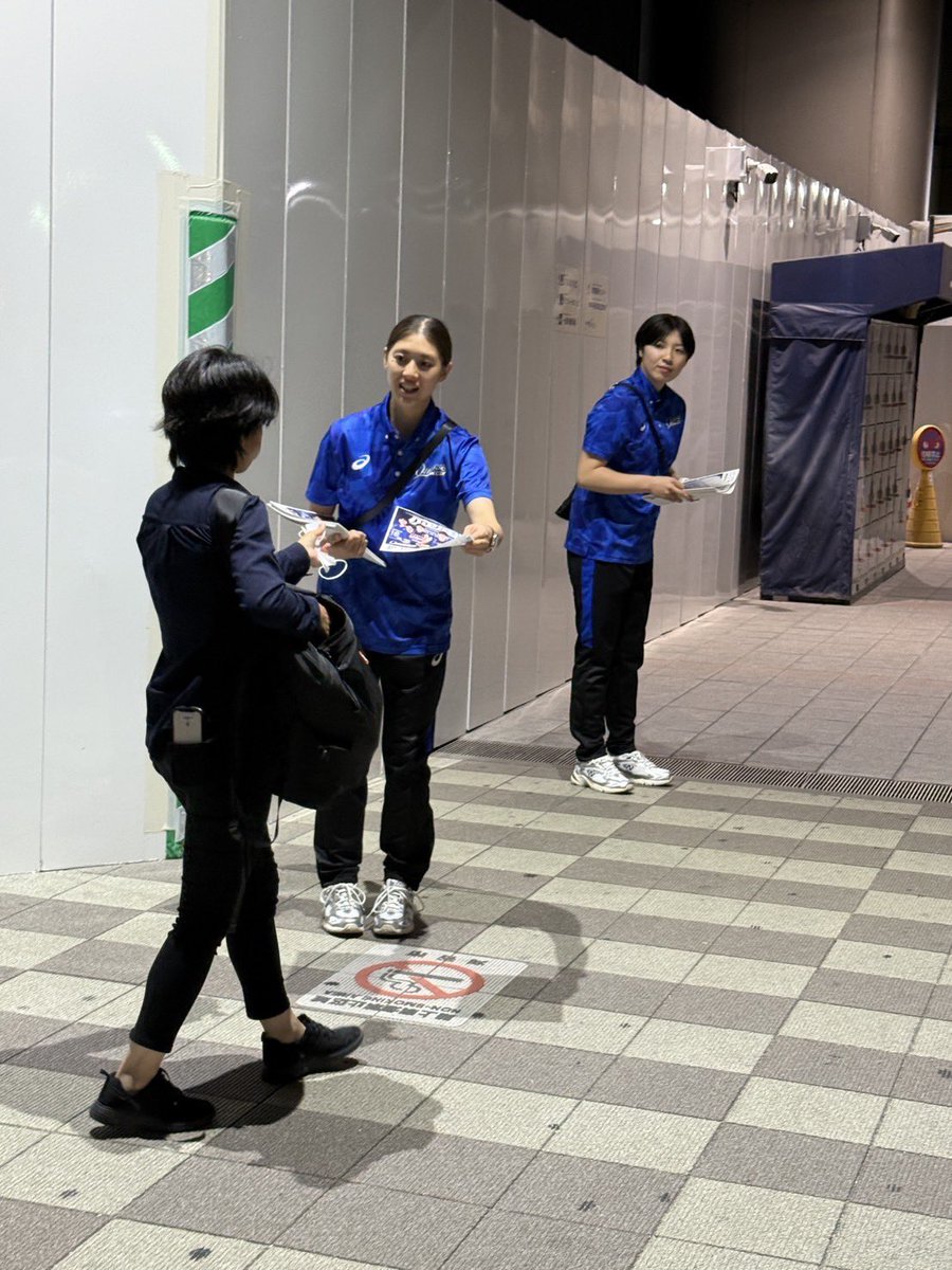 queenseis_tab's tweet photo. 本日、刈谷駅と知立駅にて
10/12.13の開幕戦のチラシ配りをしました✨
受け取ってくださった皆さま、ありがとうございました😊
開幕戦スタートダッシュに向けて、着々と準備中です👍
刈谷市体育館にて、たくさんのご来場をお待ちしております!
刈谷駅でのチラシ配りの様子を #katchtime30 にて
放送していただきます👀
10/3(金)📺18:00〜18:30(生放送)、20:00〜20:30、22:00〜22:30
10/4(土)深夜0:00〜0:30、午前7:30〜8:00
10/6(月)午前3:30〜4:00
にて放送予定ですので、チェック✅お願いします!
⭐️2025-26 大同生命SV.LEAGUE⭐️
🗓️10月12日(日) 14:05試合開始
10月13日(月・祝) 13:05試合開始
📍刈谷市体育館
開幕戦チケット販売中🎫
こちらから💁♀️
https://t.co/ut5su0JdtR
#クインシーズ刈谷 #queenseis
#queenseiskariya
#svleague
#バレーボール #volleyball
#ハイキュー
#開幕戦
#刈谷駅 #知立駅
#チラシ配り
#👑👸