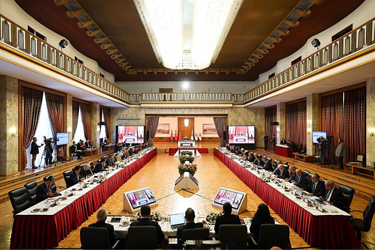 Bugünkü Milli Dayanışma, Kardeşlik ve Demokrasi Komisyonu toplantımızda çok değerli akademisyenlerimiz ve hukuk camiamızın saygın temsilcilerini dinledik. Demokrasi, hukuk devleti ve toplumsal barış adına son derece kıymetli görüş ve önerilerini bizlerle paylaştılar.

📌 Birinci