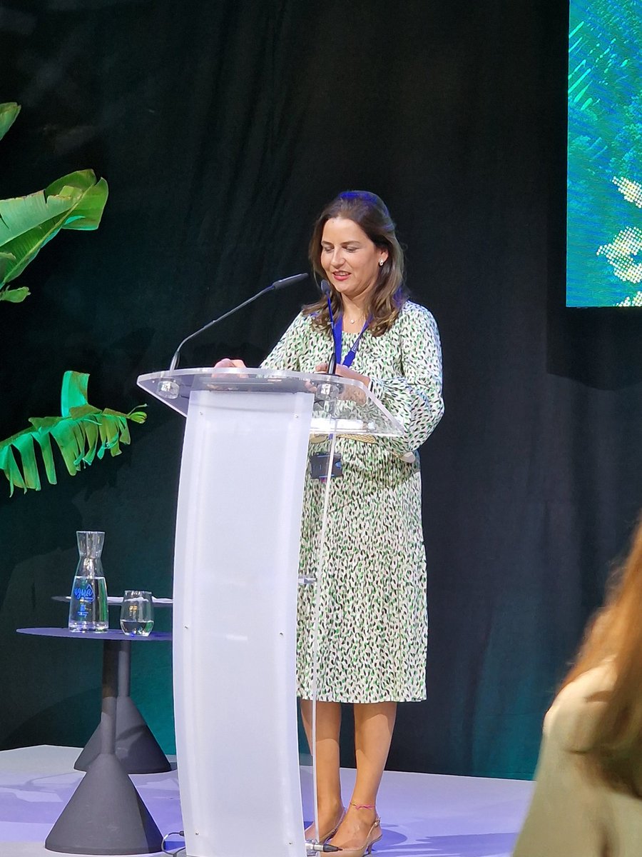🎤 Comienza el acto de clausura de #GreencitiesMLG en el Urban Arena. <a href="/Paulamoralesga/">Paula Morales García</a>, directora de Greencities, da la bienvenida a esta última sesión en la que se  reconoce el talento y la innovación urbana con la entrega de premios de esta edición. 🌍