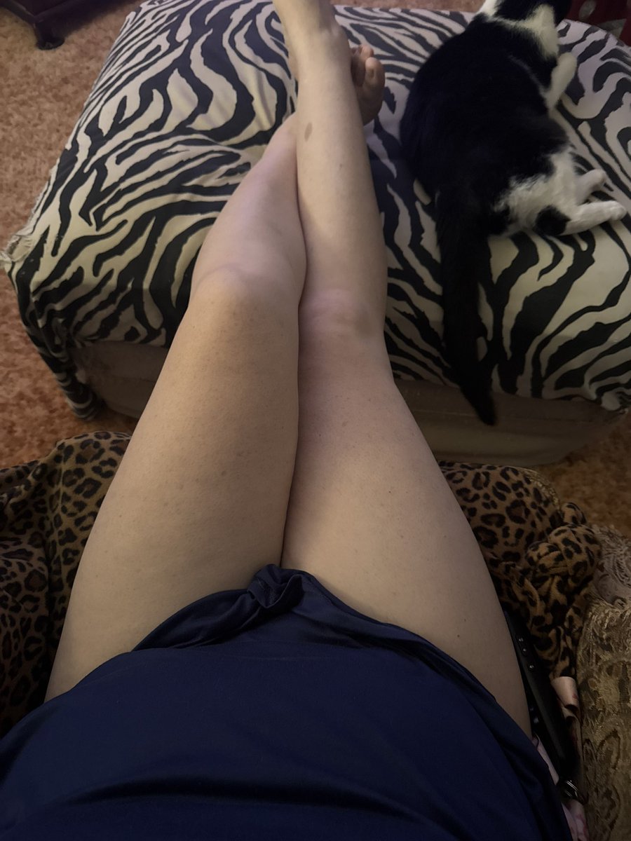 FinDom_Gretchen's tweet photo. Well fuck me running I disappear. No pants. 
Easier access for alpha. What beta wants to pay for breakfast https://t.co/Hqj9Yg7H8f