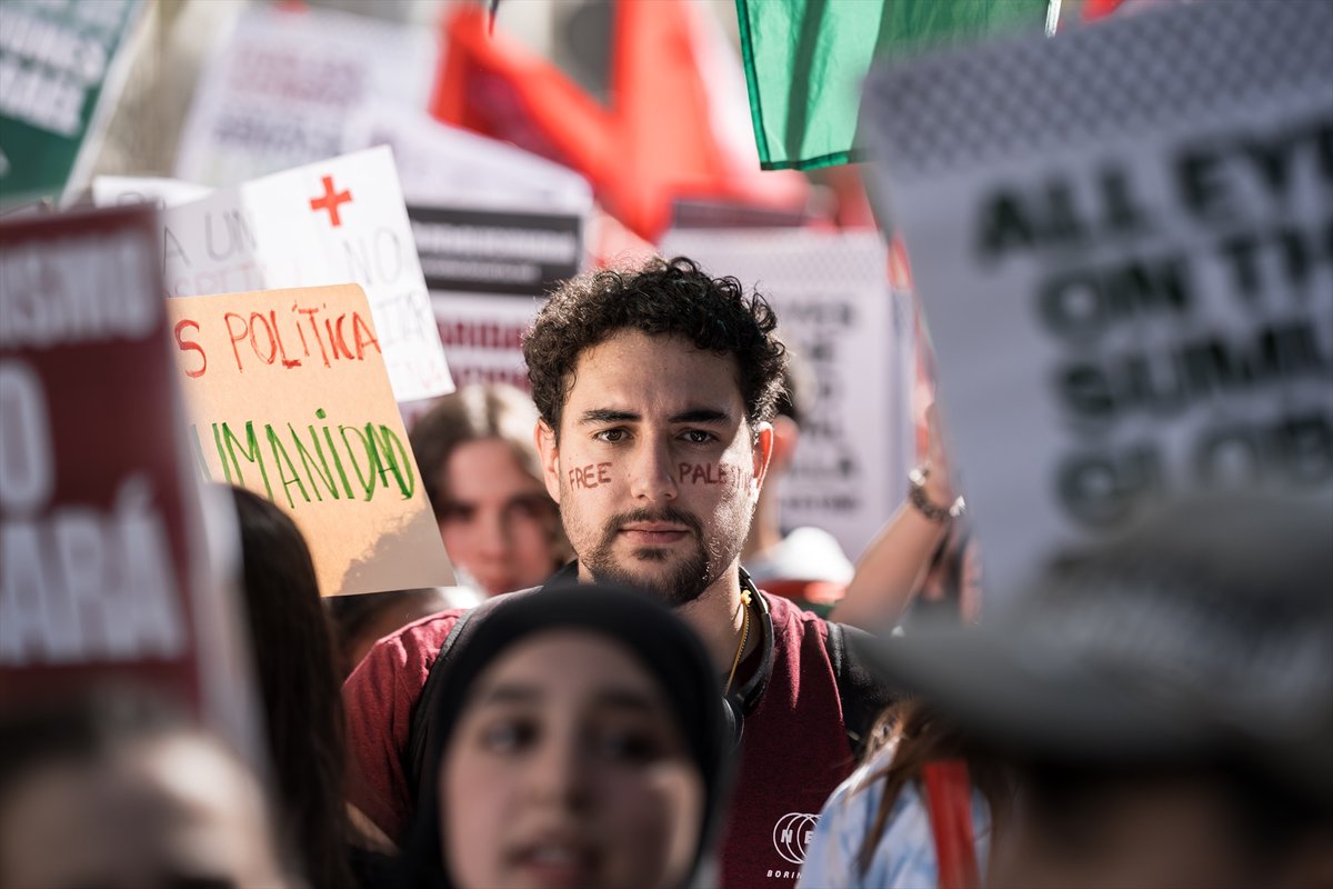 europapress's tweet photo. Estudiantes se manifiestan en Madrid a favor de Palestina: "¡No es una guerra, es un genocidio!" https://t.co/mFgsfdGwva https://t.co/CEVVc6qAkI