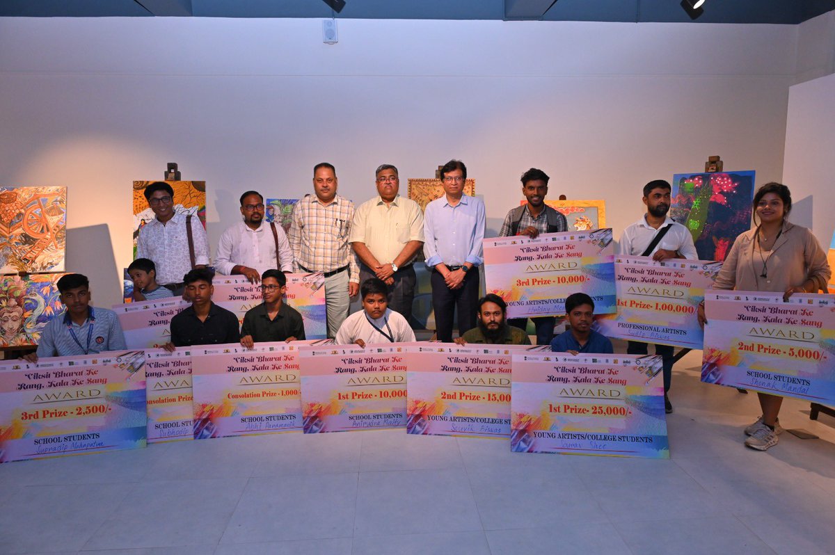Highlights from the 'Exhibition &amp; Valedictory Award Distribution Ceremony' for the one-day #ViksitBharatKeRang, Kala Ke Sang #SewaParv Painting Workshop🎨🖌️ held today at the galleries of <a href="/LalitKalaLKA/">Lalit Kala Akademi</a> Regional Centre, Kolkata. ( 1/2 ) 

#CultureUnitesAll