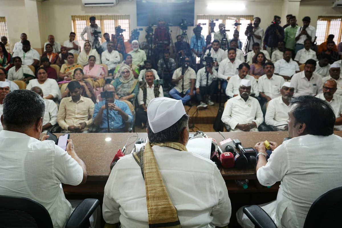 hjmainuddin's tweet photo. ಕೆಪಿಸಿಸಿ ಅಧ್ಯಕ್ಷರು ಹಾಗೂ ಡಿಸಿಎಂ @DKShivakumar ಅವರು ರಾಷ್ಟ್ರಪಿತ ಮಹಾತ್ಮಾ ಗಾಂಧಿ ಹಾಗೂ ಮಾಜಿ ಪ್ರಧಾನಿ ಲಾಲ್ ಬಹದ್ದೂರ್ ಶಾಸ್ತ್ರಿ ಅವರ ಜಯಂತಿ ಅಂಗವಾಗಿ ಕೆಪಿಸಿಸಿ ಕಚೇರಿಯಲ್ಲಿ ಉಭಯ ನಾಯಕರ ಭಾವಚಿತ್ರಕ್ಕೆ ಪುಷ್ಪ ನಮನ ಸಲ್ಲಿಸಿ, ಗೌರವ ಅರ್ಪಿಸಿದರು. ಕೆಪಿಸಿಸಿ ಕಾರ್ಯಾಧ್ಯಕ್ಷರಾದ @GCC_MP,  @srinivasiyc https://t.co/hHFRkdveh3