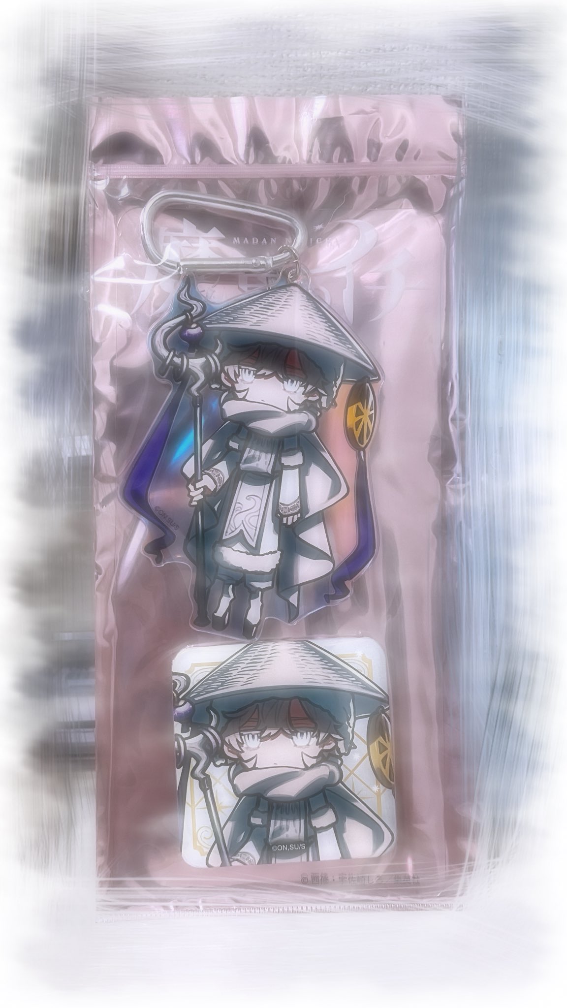 魔男のイチ オーロラアクキー＆缶バッジセット　イチ 魔男のイチ』オーロラアクリルキーホルダー＆缶バッジセット
