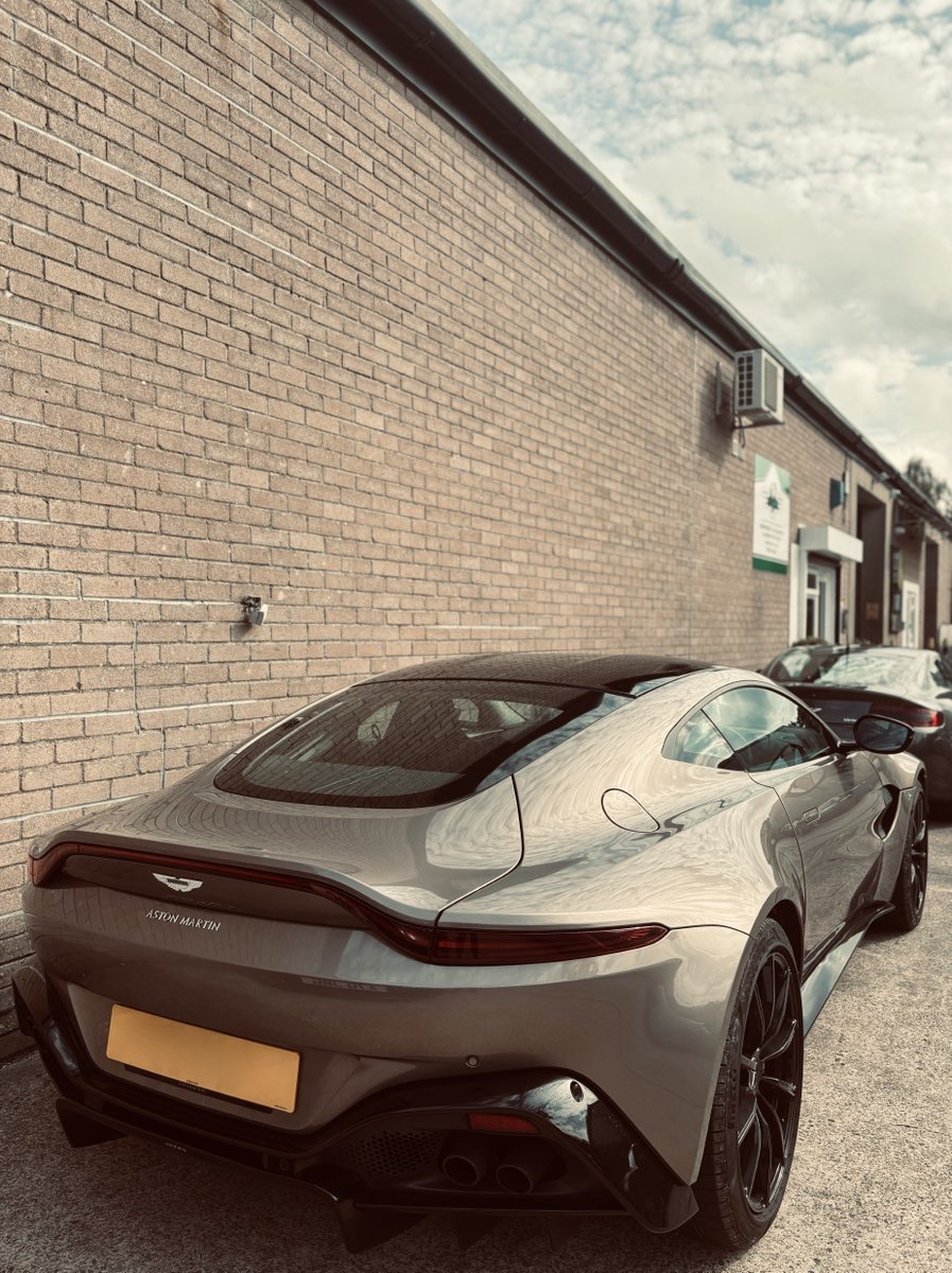 Not had this beaut in before. New style V8 Vantage in for a service. ❤

#astonmartin #astonmartinv8 #v8vantage #fastcars #prestigecars #sportscar #Wow