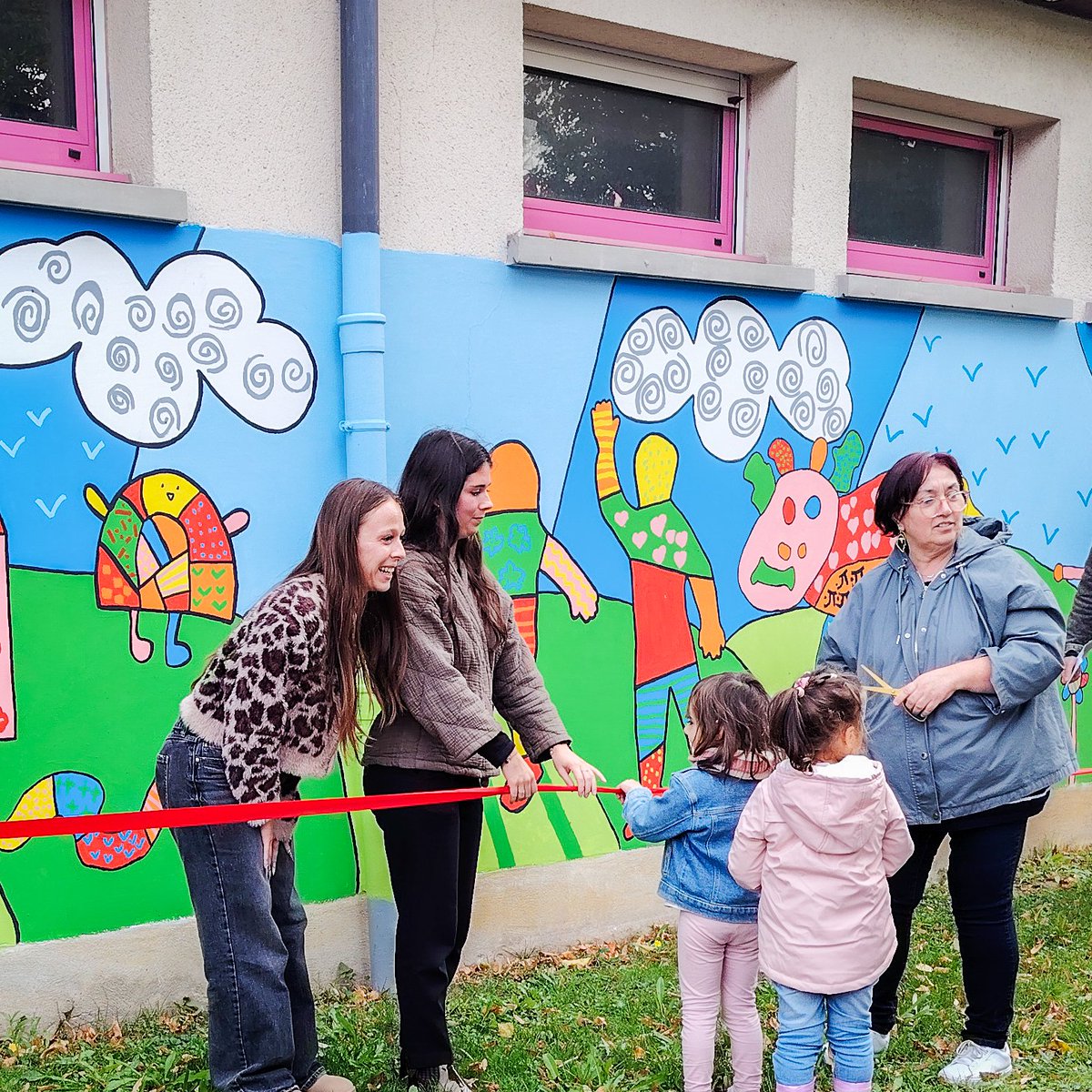 🧑‍🎨 Nouvelle fresque pour l'école maternelle de la République

Petite, moyenne et grande section ont mis leur talent au profit d'un beau projet artistique 👧

Cette inauguration était aussi l'occasion d'exposer les esquisses et travaux préparatoires de cette belle fresque 

Un