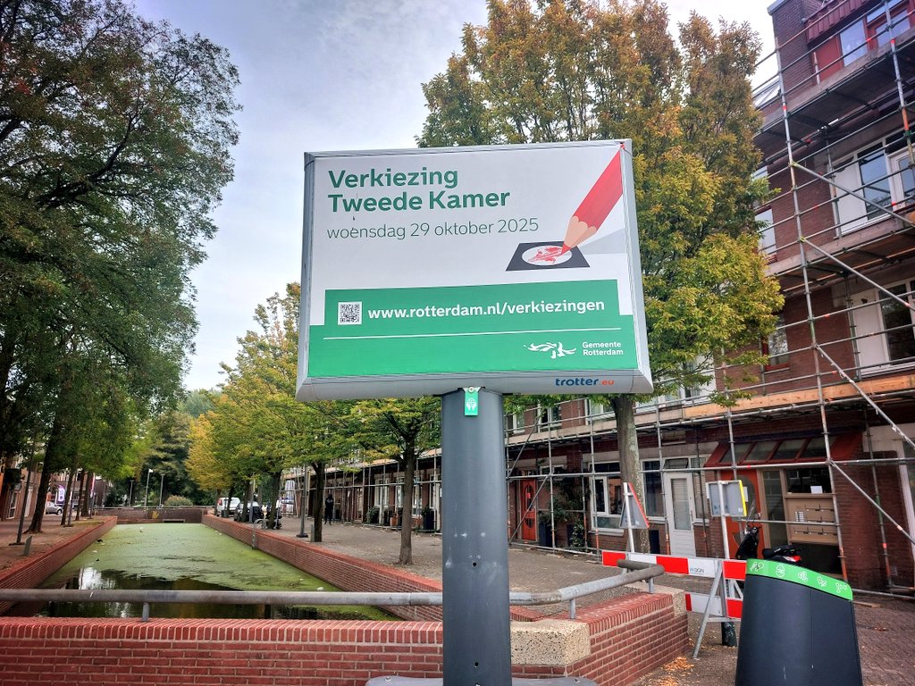 Deze maand zijn er de verkiezingen voor de Tweede Kamer. De stempassen zijn binnen. Het is nog niet het gesprek van de dag in het winkelcentrum van Beverwaard. Eerder over het prachtige najaarsweers. 🥴