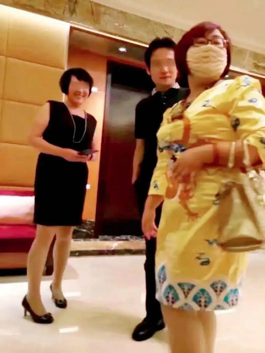 钱志敏早年在合肥活动，参与多个直销项目，用假名李霞操盘山茶油投资计划。 这是她第一次接近快速赚钱的秘密。 2013  年，钱志敏卷入一桩传销案，项目叫香港瑞银国际，包装成了跨境金融投资：