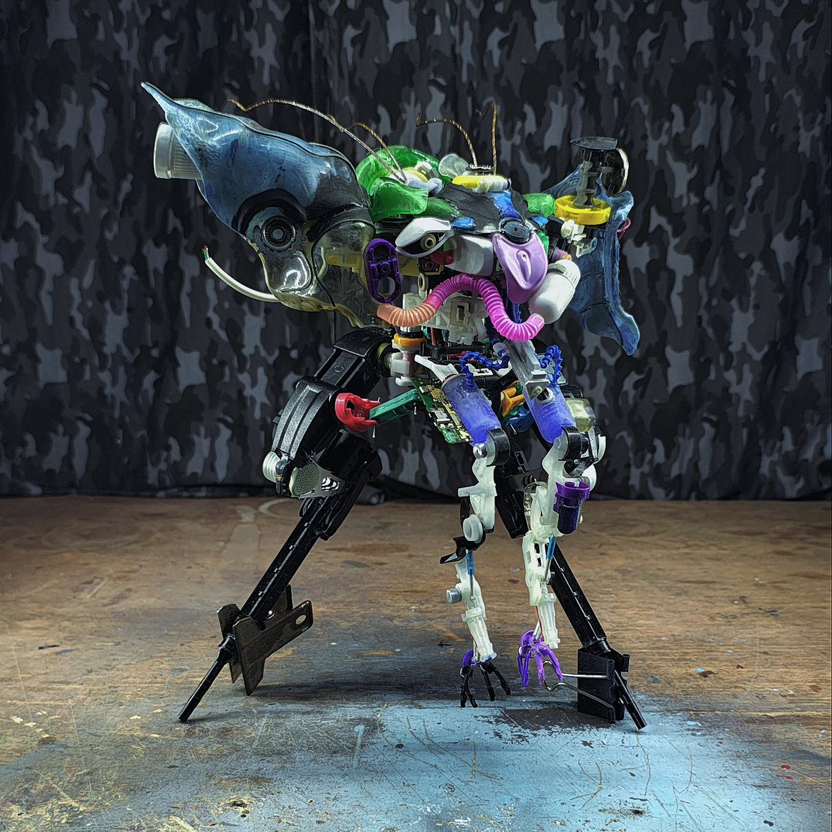 neielmont's tweet image. Burntmoth, by Kevin Monti.

Check out the #peculiarrobotcontest Instagram and Facebook page! this is my entry for that contest :)

#scratchbuild #trashbashing #mechadesign #scalemodel