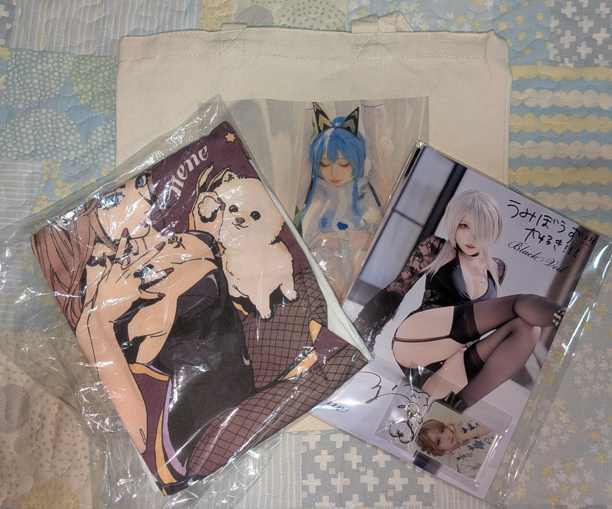 仕事から帰ってきたらねねさんのグッズ届いてたぞー！
トートバッグ白普段使いしたら汚れ目立つから保存用にもう1つ買っちゃった。
TシャツはTGSで持っていった結果もう一着白いるなと言うことで再購入。
チェキはどれも良いね！可愛いんじゃ！
おもちちゃん、おめかししててかわよぉ。
#ねねちーむ