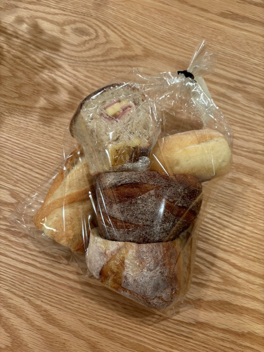 hheureuxhh's tweet photo. breadworks 表参道🍞パンの詰め合わせ680円✨とてもおすすめ🎵 #breadworks https://t.co/qm3JqGnLHF