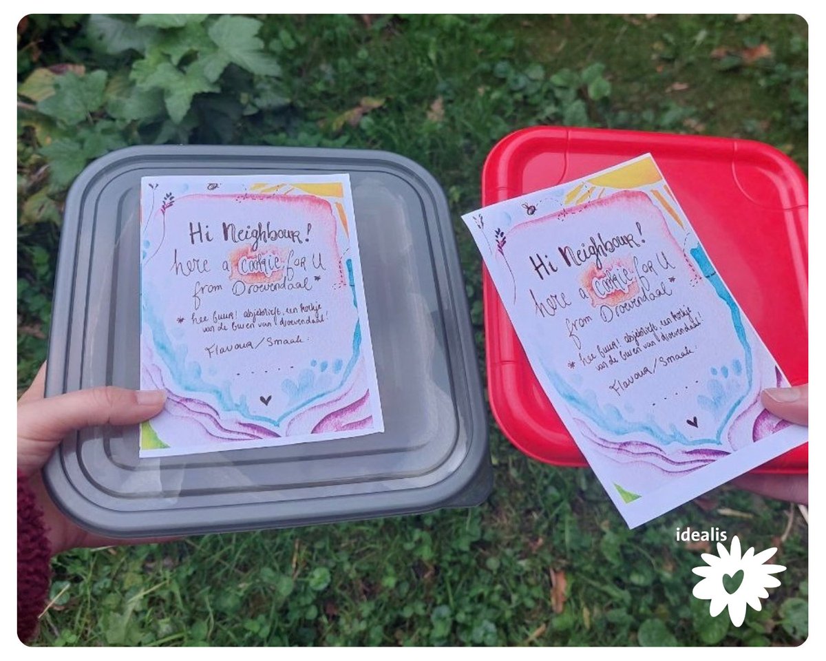 Wonen bij Idealis betekent veel buren: huisgenoten, studenten in het complex én de mensen uit de buurt.

In het kader van Burendag deelden bewoners van Droevendaal zelfgebakken koekjes uit aan hun buren. Om even stil te staan bij hoe fijn het is om naar elkaar om te kijken.