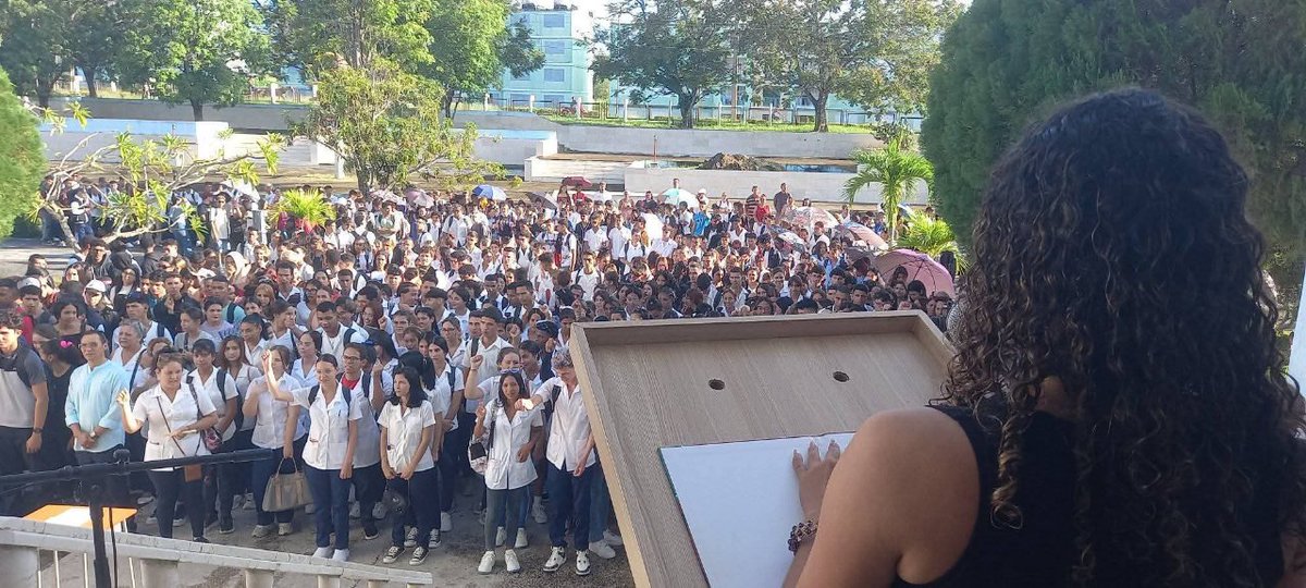 UJCdeCuba's tweet photo. La escalinata de la Universidad de Ciencias Médicas de #LasTunas, fue el escenario para el acto de ingreso de los estudiantes de 1er año a la @FeuCuba, la organización joven más longeva de #Cuba.

 #100AñosConFidel #UJCdeCuba #SiempreJoven https://t.co/kxsbZNn2JV