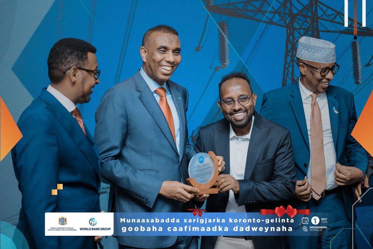 NortheastMediaN's tweet photo. Congratulations to the SESRP Project Team on this remarkable recognition! 👏

At today’s inauguration of 150 electrified public health facilities, H.E. PM @HamzaAbdiBarre honored the team with an award received on their behalf by Project Coordinator Liban Ali Ibrahim. #worldbank https://t.co/y7OtkFBu51