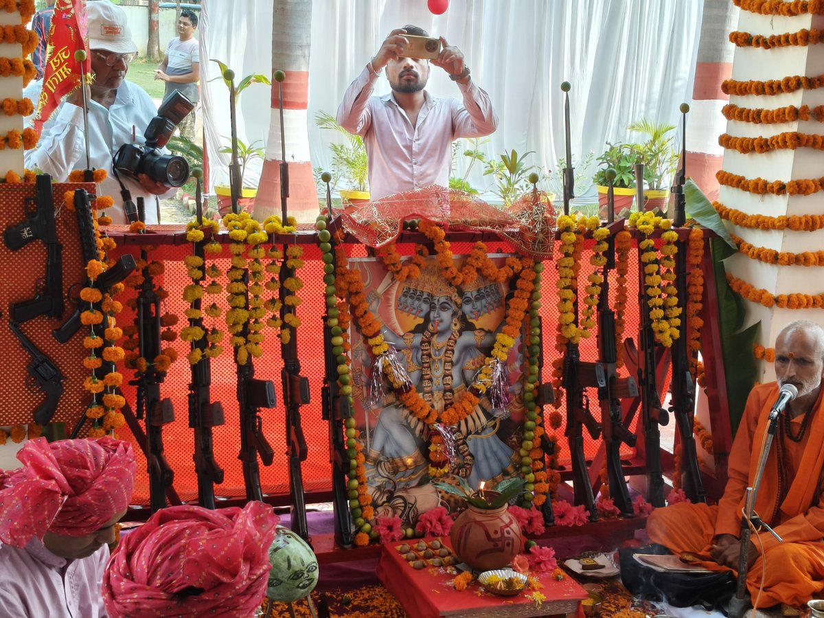 आज- बुराई पर अच्छाई की जीत का प्रतीक दशहरा पर्व के अवसर पर "पुलिस लाइन कटनी" में शस्त्र पूजन किया।

शस्त्र पूजन के दौरान महसूस हुई शक्ति और ऊर्जा। शस्त्रों की पूजा कर जीवन में साहस और बल का संचार होता है। 

आप सभी को शस्त्र पूजन एवं दशहरा की मंगलमय शुभकामनाएं।

कार्यक्रम में