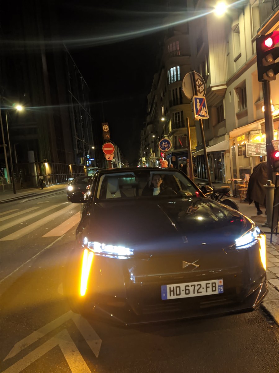 Bonjour <a href="/FHCM/">Fédération de la Haute Couture et de la Mode</a>, est-ce qu'il serait trop vous demander de respecter les pistes cyclables en ne les prenant pas pour des places de parking ? Mention spéciale à la conductrice qui a été injectivée par un cycliste et lui a lancé un très hautain "c'est parce que je suis une femme ?"